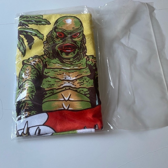 Super 7 creature of the black lagoon towel NWT 2019 - Picture 3 of 5